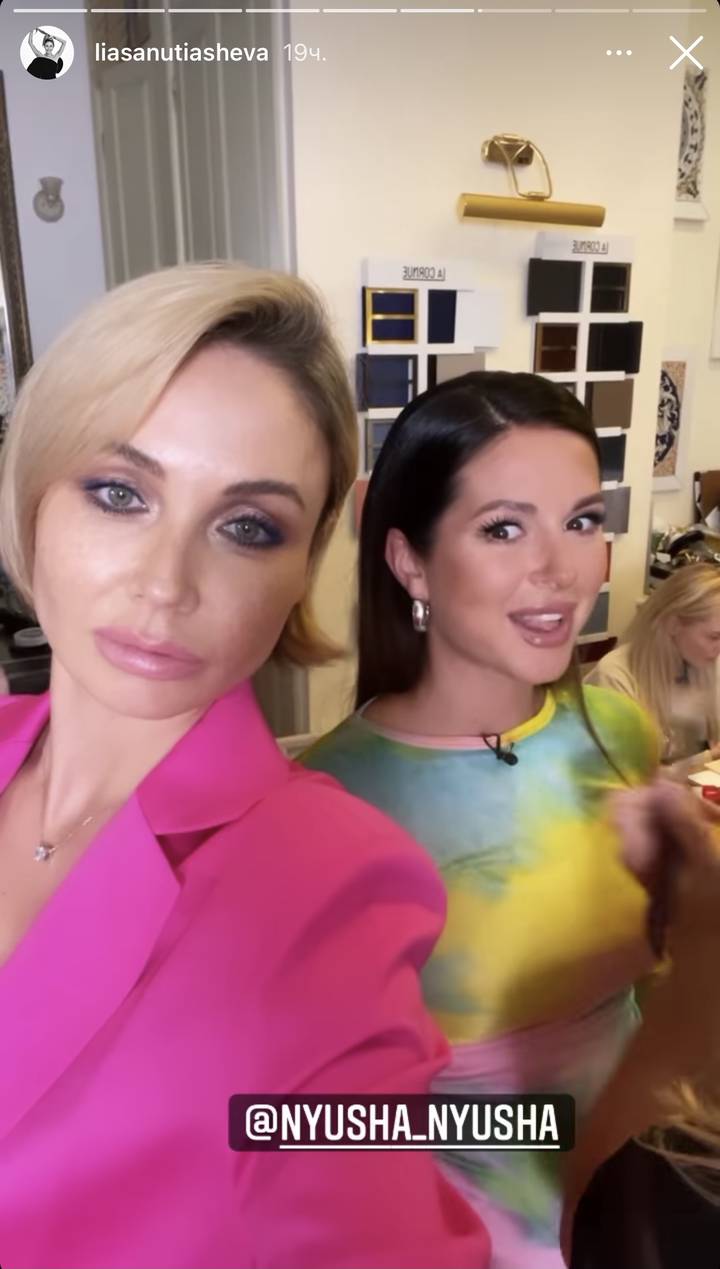 Беременная Нюша показала фигуру в облегающем платье