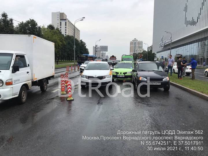 Три автомобиля столкнулись на проспекте Вернадского в Москве