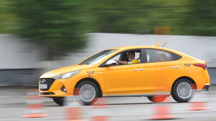 Водители такси регистрируются в новой информационной системе, которая будет отслеживать, сколько часов они находятся за рулем