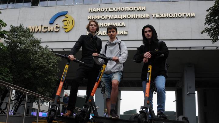 Участники команды НИТУ «МИСиС» Вадим Порватов, Петер Ибрагимов и Георгий Бондарь (слева направо) показывают, как работает их сервис по созданию безопасного маршрута для электросамокатов. Ребята презентовали свой проект в хакатоне и заняли с ним первое место