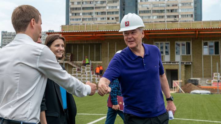 Мэр Москвы Сергей Собянин (справа) осмотрел новое футбольное поле, которое строят на улице Паустовского в районе Ясенево, вместе с руководителем спортивной школы «Чертаново» Николаем Бабенко и и. о. директора спортшколы № 63 «Смена» Ольгой Трошиной