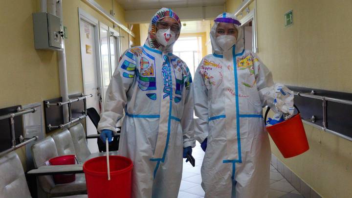 За гранью: Корреспондент «Вечерней Москвы» на один день стала волонтером «красной» зоны