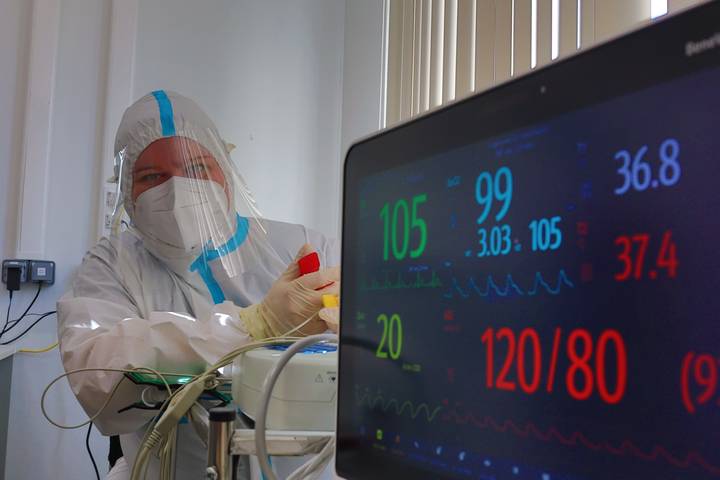 В госпитале в Вороновском старшая медсестра Анна Горбатова следит за состоянием пациента