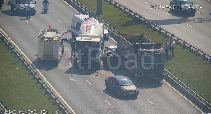 Движение полностью перекрыто на Ленинградском проспекте из-за ДТП с тремя машинами