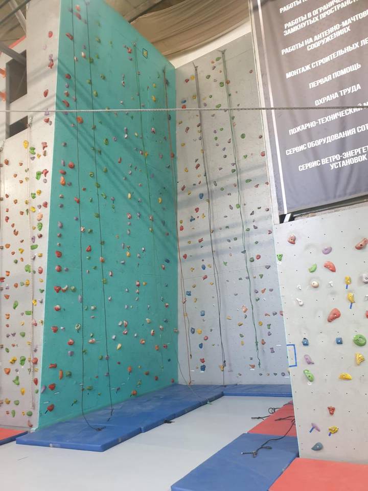 Девятилетний мальчик попал в больницу после падения на скалодроме на юго‑востоке Москвы