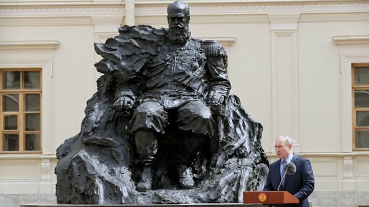 Президент РФ Владимир Путин во время торжественной церемонии открытия памятника императору Александру III на терри- тории Арсенального каре в Большом Гатчинском дворце