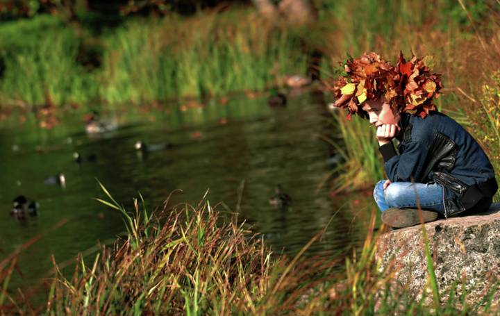 Ребенок на берегу Белого озера в музее-заповеднике "Гатчина" в Ленинградской области.
