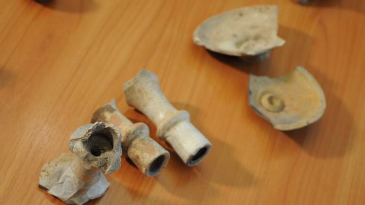 Там же они обнаружили фрагменты керамических подсвечников и посуды