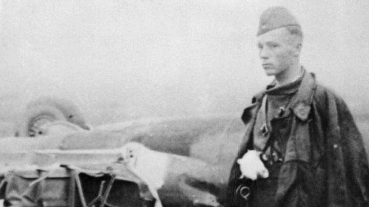 Герой Советского Союза Виктор Талалихин у протараненного им немецкого бомбардировщика