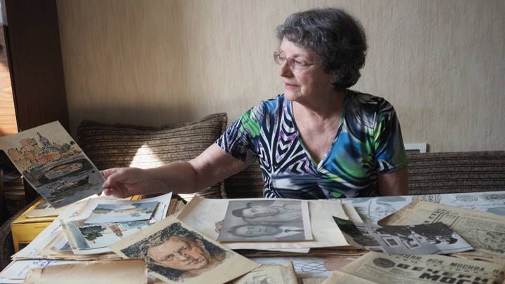 Дочь Паукова, Людмила Алексеевна, разбирает архив отца. Воспоминания о папе всегда вызывают у нее радость. Значительную часть архива художника составляет подборка номеров газеты «Вечерняя Москва», с которой он сотрудничал долгие годы. Слева на фото — автопортрет художника, написанный им в конце шестидесятых годов