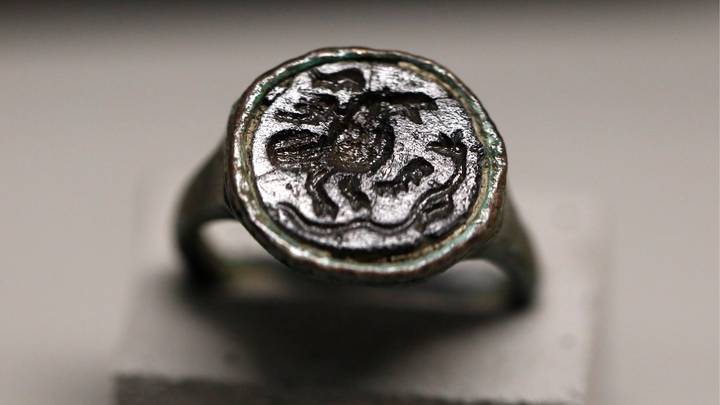 Перстень со вставкой (XVIII - XIX вв.), найденный на территории Екатерининской больницы, на открытии выставки "Находки моей улицы" в День археолога в Музее Москвы. На выставке представлены около сотни артефактов, предметов повседневной жизни и свидетельств разных периодов истории Москвы – от эпохи Средневековья до конца XIX века, найденных археологами в этом году в ходе работ по благоустройству столицы в рамках программы "Моя улица".