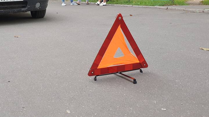 Два человека пострадали в результате наезда Porsche на фонарный столб на востоке Москвы
