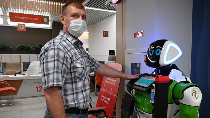 Москвич Виталий Сироткин общается с роботом-диагностом во флагмане САО