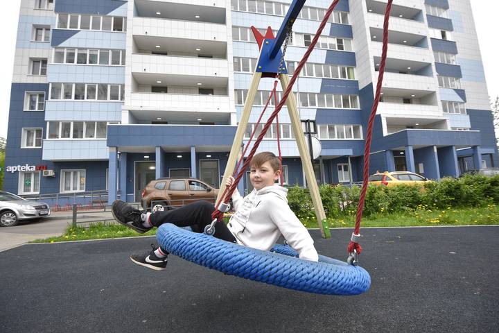 Школьник Ярослав Азаров переехал со своей семьей в новый дом на Судостроительной. Многие новоселы докупили здесь метры