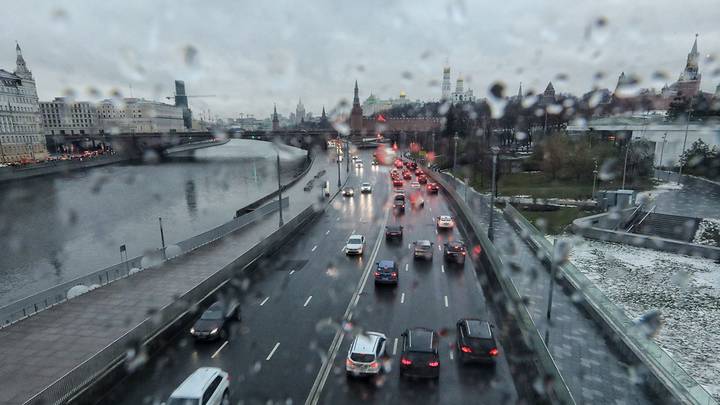Дептранс призвал автомобилистов отказаться от поездок из-за ливней в Москве