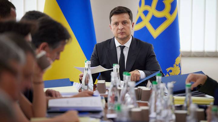Зеленский ввел санкции против российского военного и жительницы Крыма