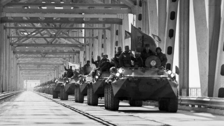Последние советские части переходят афгано-советскую границу по мосту через Амударью