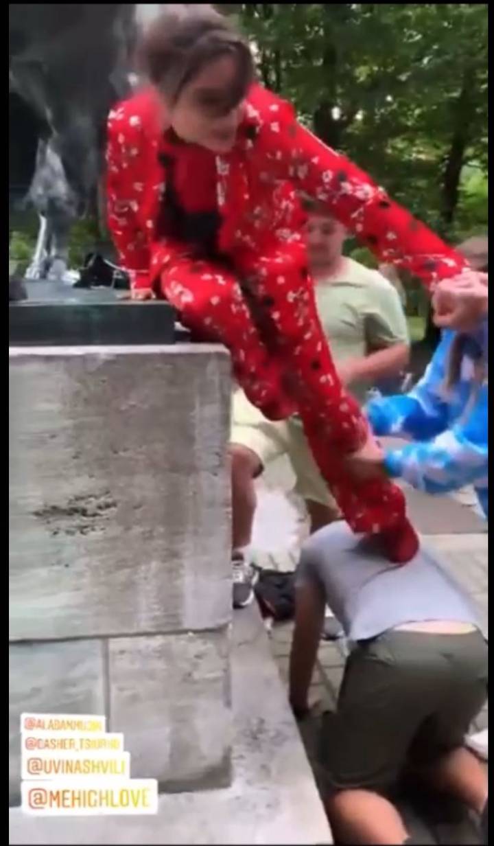 «Ей надо зарабатывать»: Королева взобралась на памятник в Калининграде