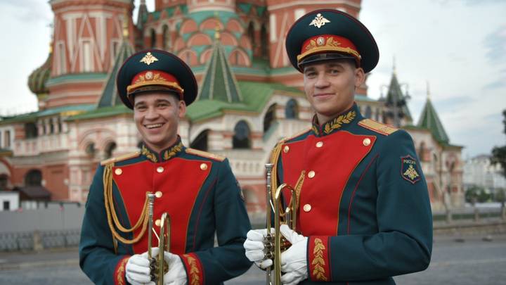 Братья-близнецы Владимир (слева) и Сергей Устюжанины впервые приехали в Москву. Молодые люди выступят на музыкальном фестивале «Спасская башня» в составе 154-го отдельного комендантского Преображенского полка