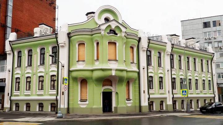 Также мастера восстанавливают витражи с главного фасада дома Абрикосовых. В прошлом году зданию вернули подлинный цвет