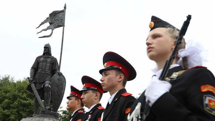 Лавров, Турчак и Попов открыли памятник Александру Невскому в Москве