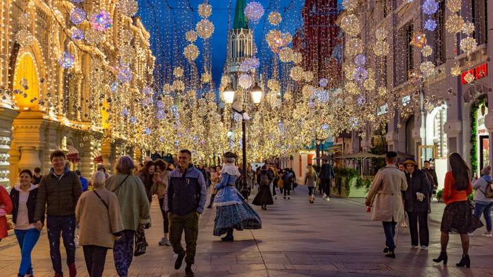 Самая длинная светодиодная гирлянда украшает Никольскую улицу в центре столицы — это целых 92 километра яркого «звездного неба»