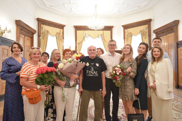 Семья Большедворских и их друзья на торжественной церемонии, которую для них провели во Дворце бракосочетания № 1 в честь юбилея супружеской жизни