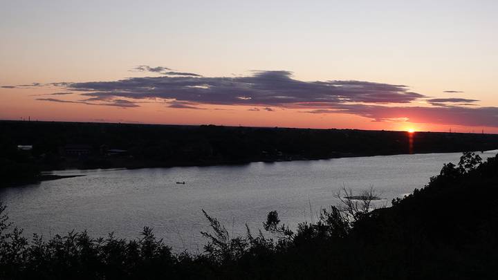 Любоваться закатами и ловить тайменя