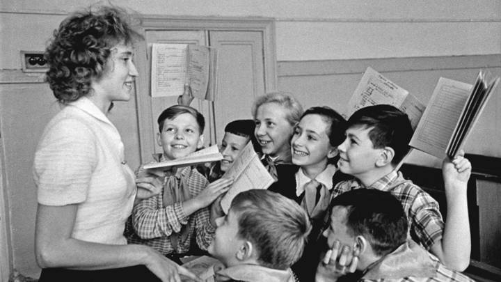 Учительница школы № 609 Л. Бухаркина со своими учениками