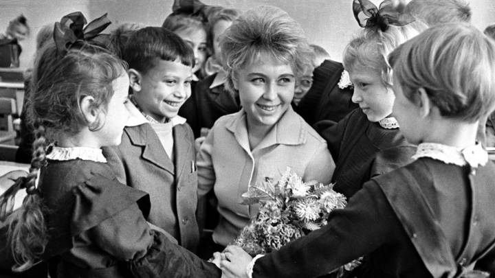 Первоклассники поздравляют свою учительницу с началом учебного года