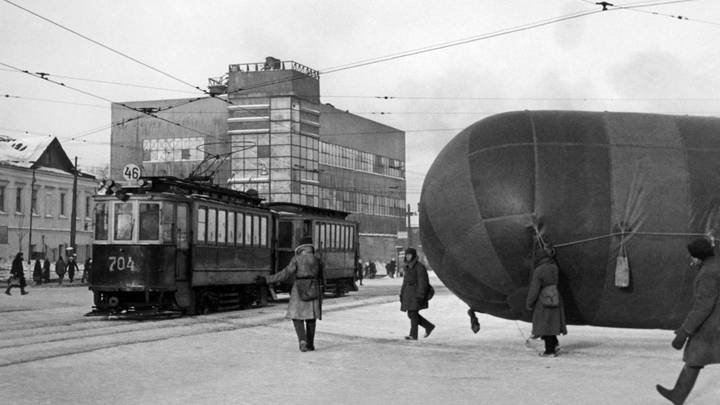 Октябрь 1941 г. Бойцы противовоздушной обороны с аэростатом на площади Застава Ильича в дни обороны Москвы во время Великой Отечественной войны