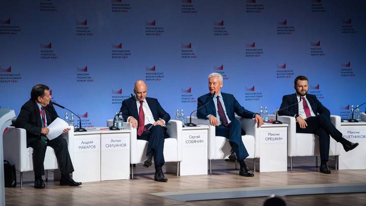 Пленарное заседание Московского финансового форума. Слева направо: председатель правительства РФ Михаил Мишустин (за трибуной), председатель комитета по бюджету и налогам Госдумы Андрей Макаров, министр финансов РФ Антон Силуанов, мэр Москвы Сергей Собянин, помощник президента РФ Максим Орешкин, министр экономического развития РФ Максим Решетников и председатель Счетной палаты РФ Алексей Кудрин