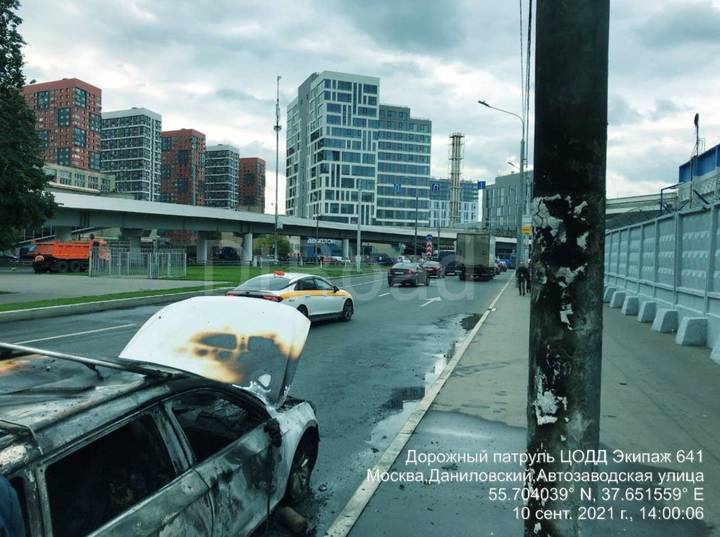Автомобиль загорелся на Автозаводской улице в Москве