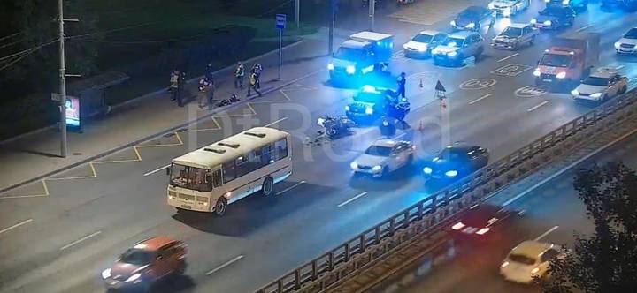 Авария с участием мотоцикла и автобуса произошла на севере Москвы