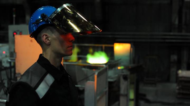 Один из ведущих сотрудников предприятия Андрей Метальников работает в цехе, где создают медную и алюминиевую катанку