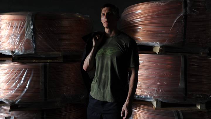 Один из ведущих сотрудников предприятия Андрей Метальников работает в цехе, где создают медную и алюминиевую катанку