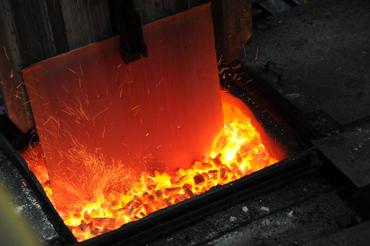 Медь плавят непрерывно: что происходит в самом горячем цеху предприятия и каково там работать