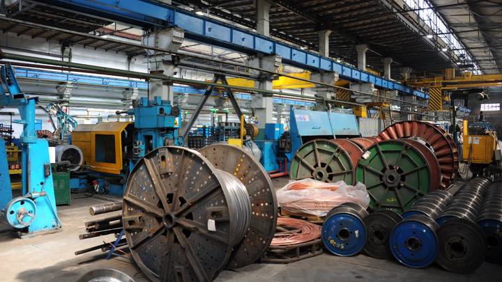 Медь плавят непрерывно: что происходит в самом горячем цеху предприятия и каково там работать