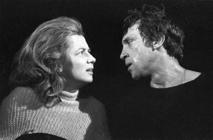 Артисты Алла Демидова в роли Гертруды и Владимир Высоцкий — Гамлет в спектакле по пьесе В. Шекспира «Гамлет» в постановке театра драмы и комедии на Таганке. Режиссер Юрий Любимов