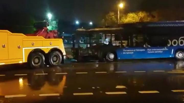 Электробус загорелся на одной из московских улиц. Видео