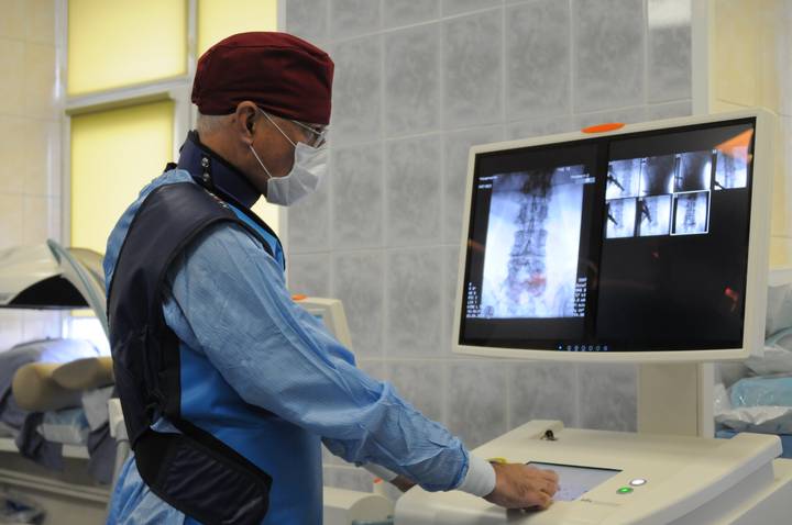 Заведующий операционным блоком городской клинической больницы № 13 Департамента здравоохранения Москвы Ян Сковран показывает снимки, которые были сделаны во время операции с помощью нового оборудования