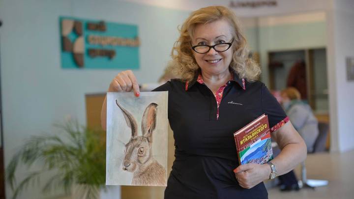 Участница «Московского долголетия» Елена Булгакова в клубном пространстве «Мой социальный центр» района Марьина Роща. В руках у москвички учебник по итальянскому языку, который она изучает бесплатно благодаря проекту