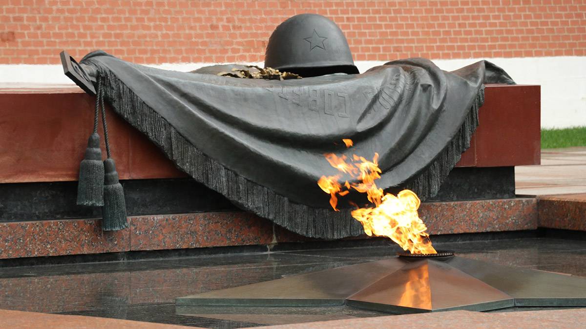 Проверку Вечного огня в Александровском саду провели в преддверии Дня Победы 