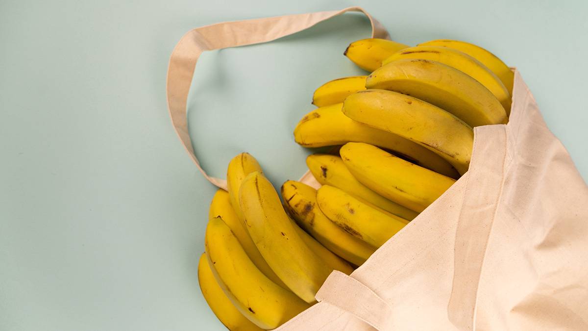 Экономист Холод объяснил, почему в России могут включить бананы в список социально значимых продуктов
