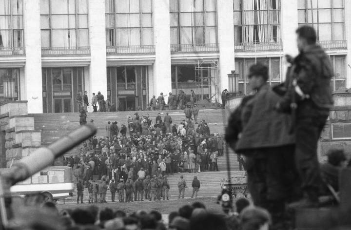 4 октября 1993 г. Группа людей, покидающих здание Дома Советов и сдающихся правительственным войскам
