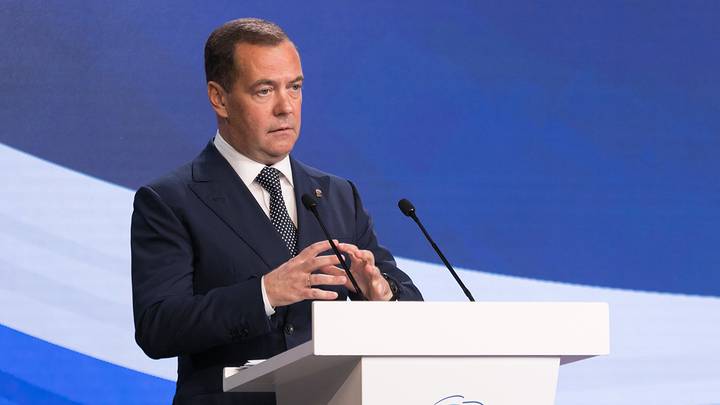 Медведев усомнился в существовании Украины через два года