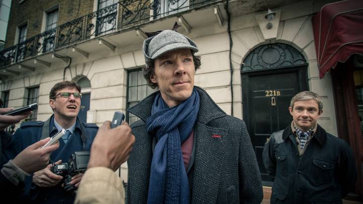 Актер Бенедикт Камбербэтч в образе Шерлока Холмса в телесериале «Шерлок» создал идеальный образ сноба-профессионала: его высокомерие и презрительность по отношению к другим не имеют границ