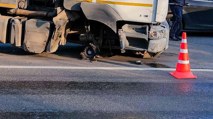 Два человека пострадали при столкновении трех автомобилей на 16-м километре МКАД
