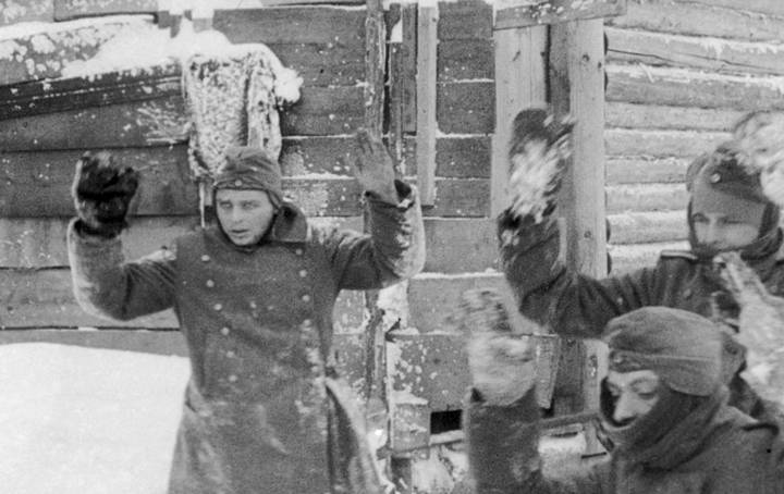 Солдаты фашистской армии сдаются в плен. Кадр из документального фильма «Разгром немецких войск под Москвой» Производство Центральной студии кинохроники, октябрь 1941 — январь 1942 годов.