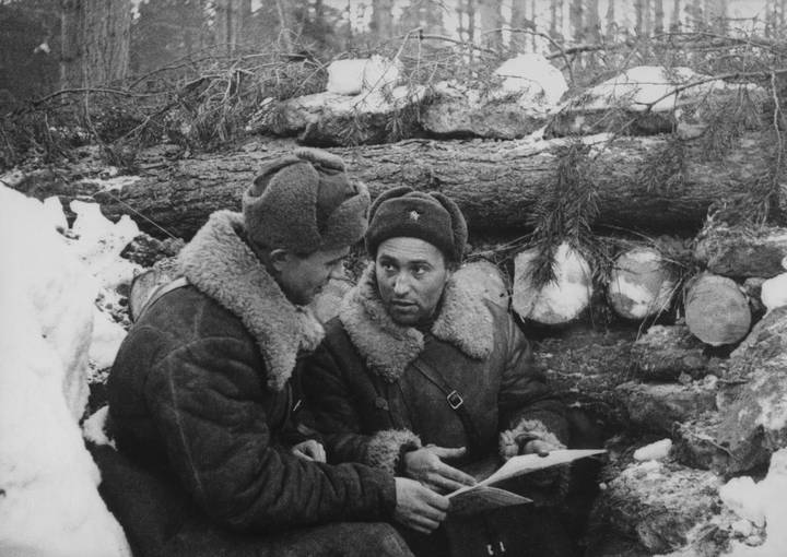 Больше шести месяцев (с 30 сентября 1941 г. по 20 апреля 1942 г.) шла битва под Москвой. Красная Армия разгромила гитлеровские войска и отбросила их на 150-300 километров от столицы. На снимке: командир артдивизиона майор Александр Васильевич Чапаев (справа) и военком старший политрук Н.Н. Шахов на командном пункте в районе города Юхнова Калужской области
